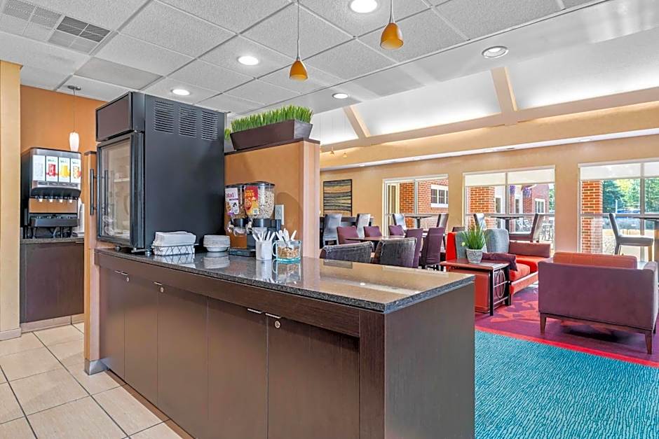 MainStay Suites Appleton Airport - Fox River Mall Area