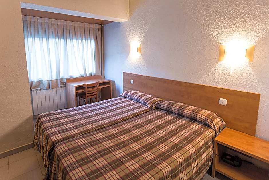 Photo 1 of 2 of DOBLE ROOM