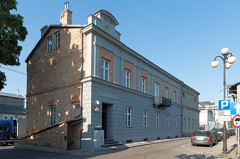 Qbatura Cafe & Hotel