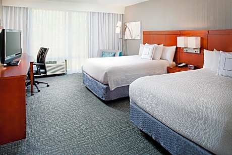 Double Room with Two Double Beds and Adapted Tub - Mobility and Hearing Accessible