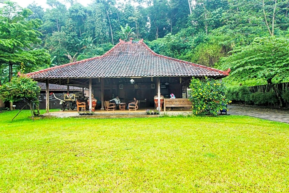 OYO HOMES 91242 Desa Wisata Cibuntu Kuningan Syariah