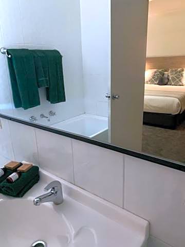 Hamilton Henry Parkes Motor Inn