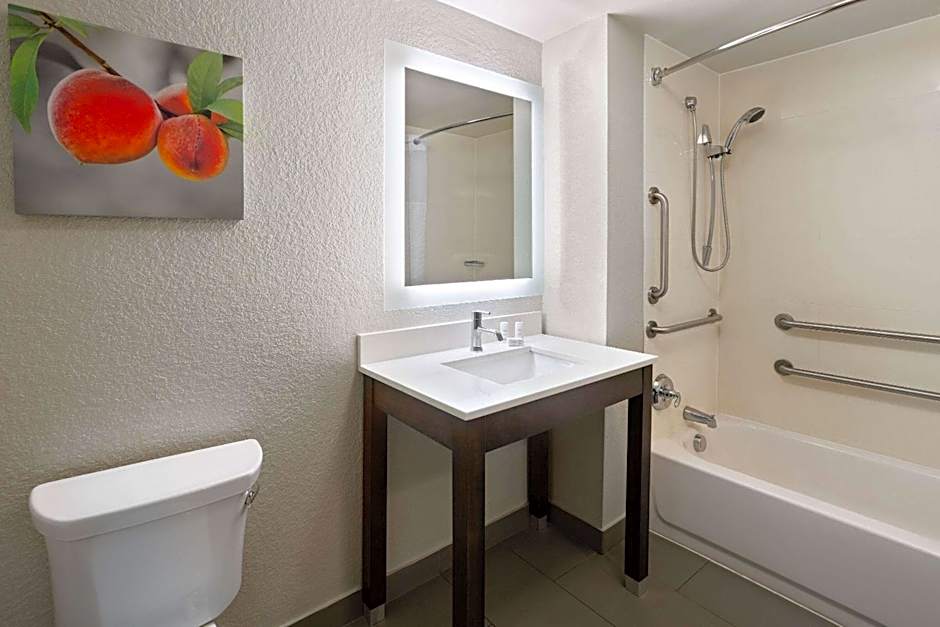 La Quinta Inn & Suites by Wyndham Atlanta Airport North