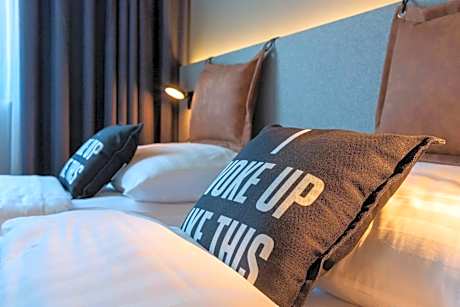 Moxy Deluxe Room with King size bed