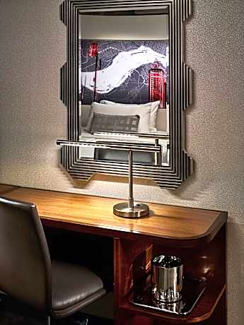 Hearing Accessible-Deluxe King with Roll-In Shower