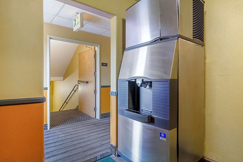 Spark by Hilton Lakewood Denver Southwest