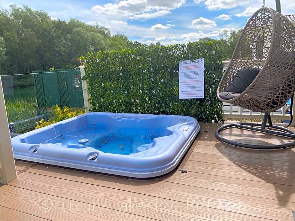 Lakeside Retreat With Hot Tub & Fishing Peg at Tattershall Lakes Country Park