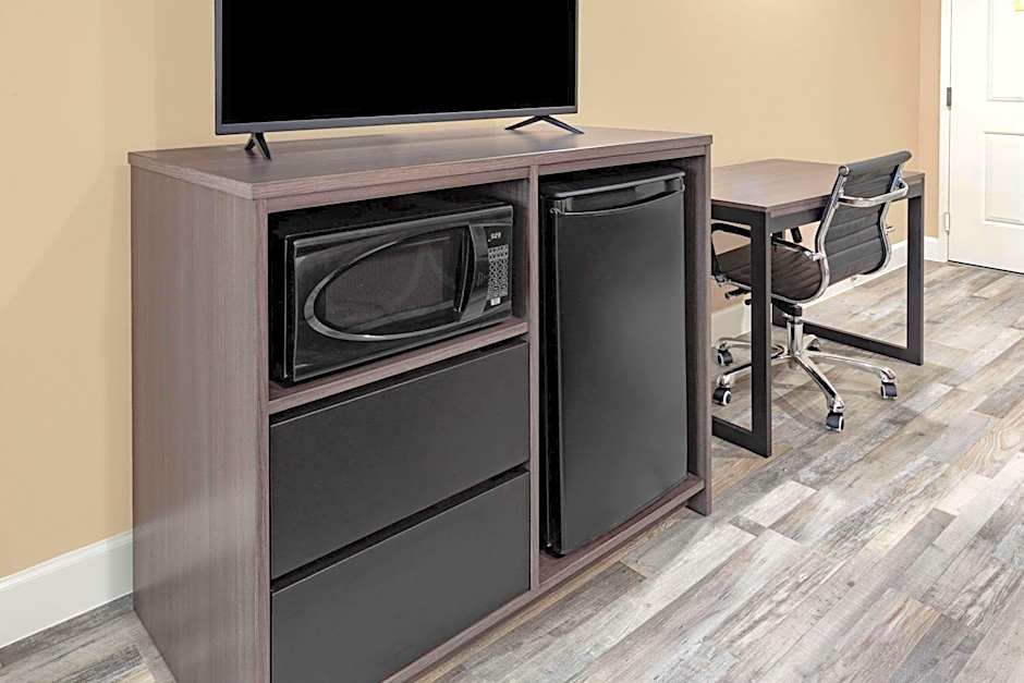 Super 8 by Wyndham Houston NW Beltway 8