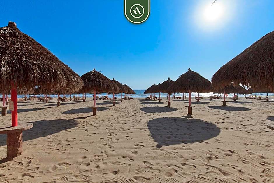 Mexican Styled 2 BR Condo - Beachfront - Pool
