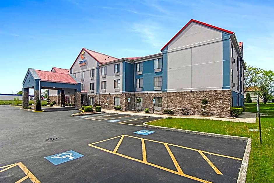 Photo 1 of 41 of Comfort Suites Lansing