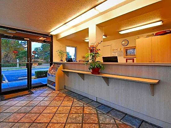 Super 6 Inn & Suites