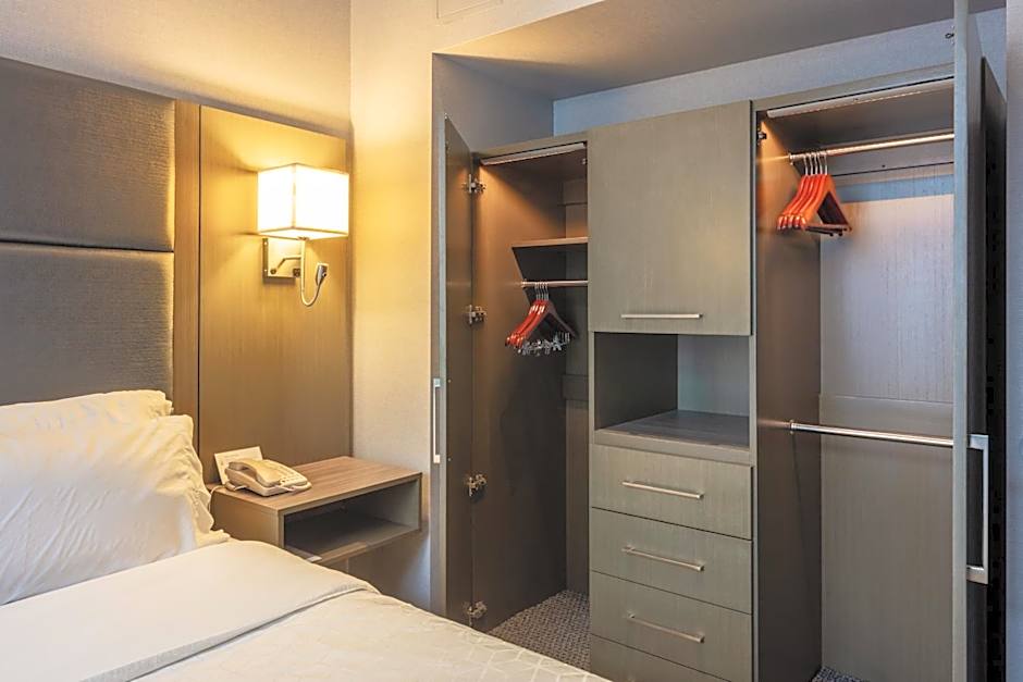 Holiday Inn Express & Suites Riverport Richmond By IHG