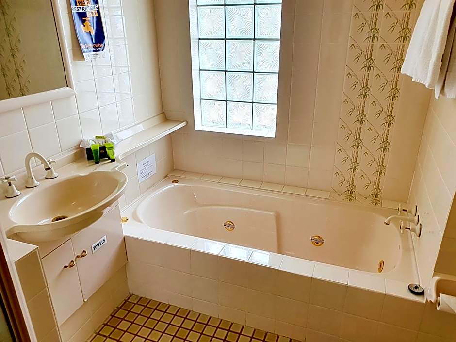 McNevins Warwick Motel