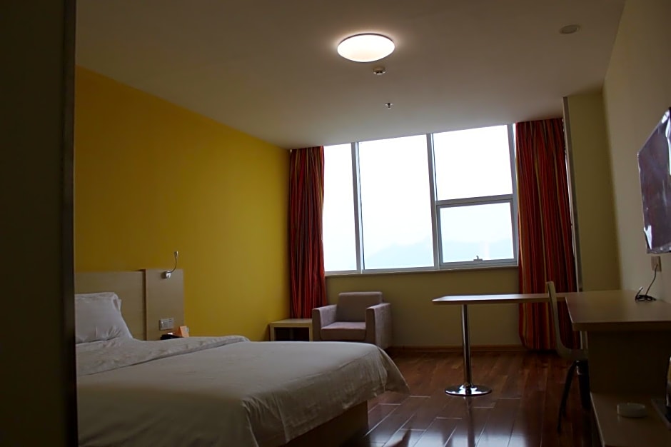 7 Days Inn Guangzhou Baoye Road Shayuan Metro Station Branch – Guangzhou (Canton), IA