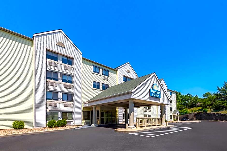 Days Inn and Suites by Wyndham Kansas City South