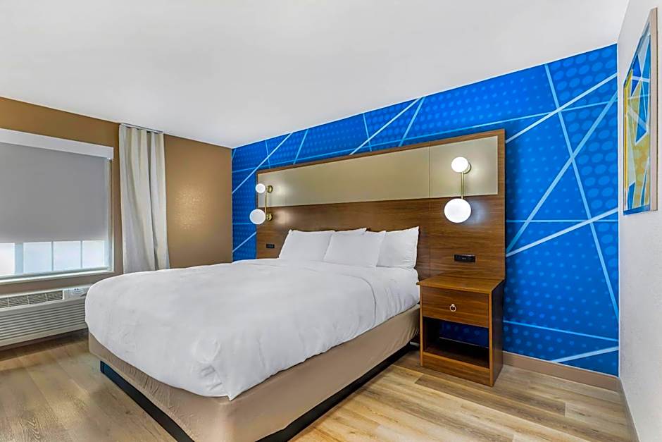 Photo 1 of 3 of 1 King Bed, Nonsmoking, Pet-Friendly