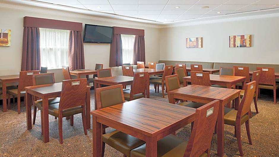 Holiday Inn Express Glenrothes By IHG