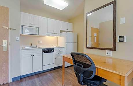 Deluxe Studio with 2 Queen Beds - Non-Smoking