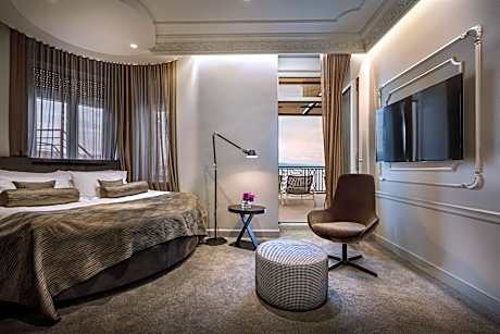 Suite with Hot Tub