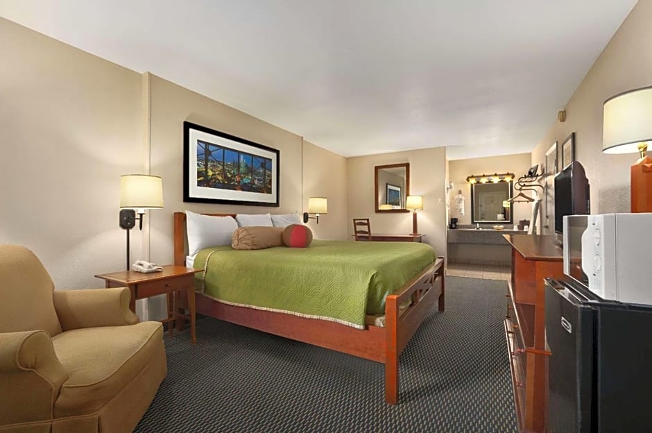 Travelodge by Wyndham New Orleans Harvey Hotel