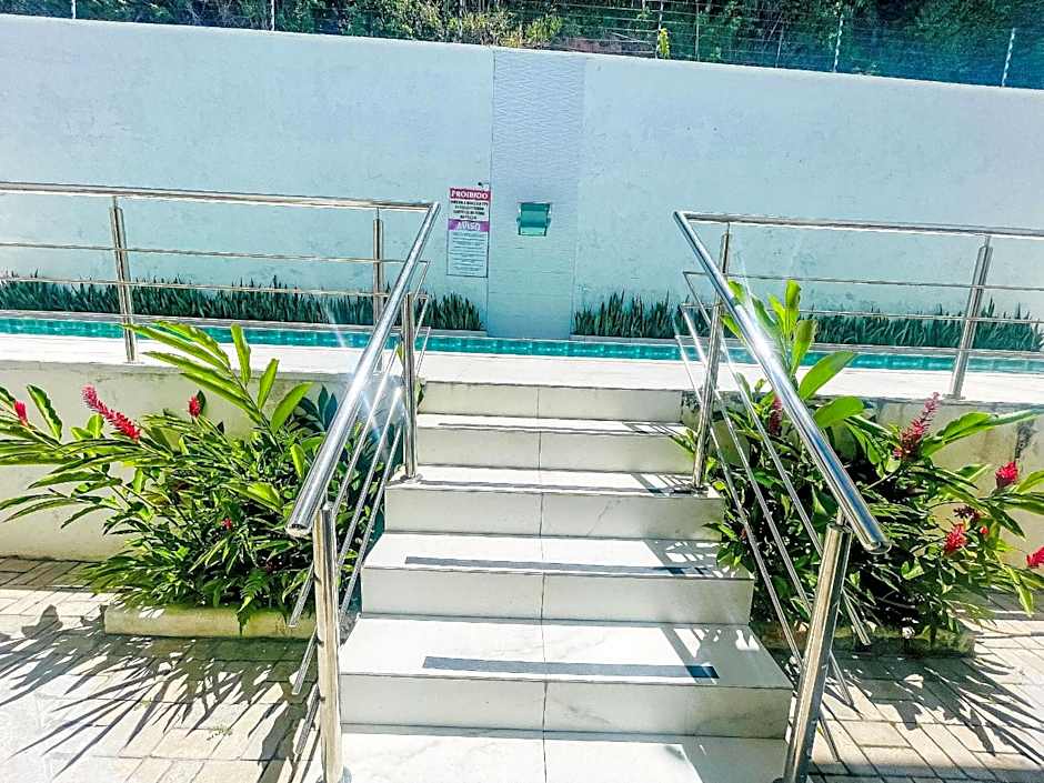 Apto Térreo com 2 quartos (ambos com ar split), sendo 1 suíte, internet privativa 300MBPS, no Residencial Vila Regina, condominio com piscina e área gourmet bem próximo a praia de Taperapuã