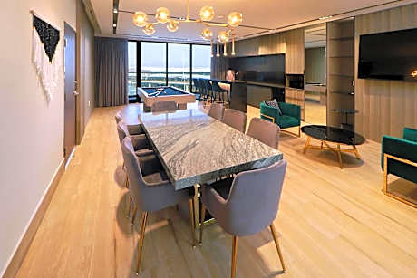 One-Bedroom Suite with Airport View