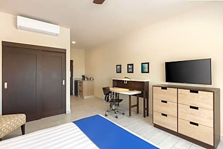 Deluxe Room with One Queen Bed