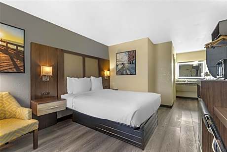 Queen Room with Roll-In Shower - Pet Friendly/Mobility Accessible