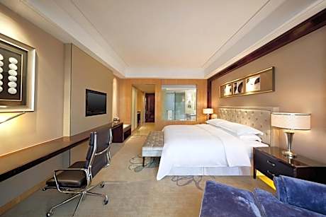 Premier King Room, Guest room, 1 King, City view, Mid floor