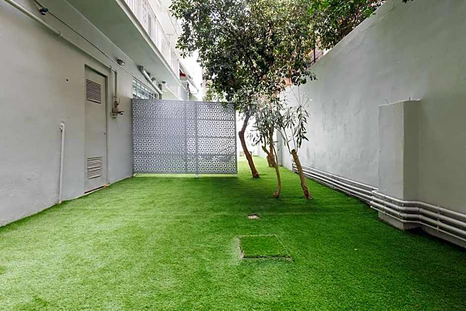 Snug studio apartment with shared garden IV