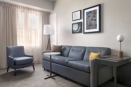 One-Bedroom Queen Suite