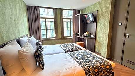 TWIN ROOM