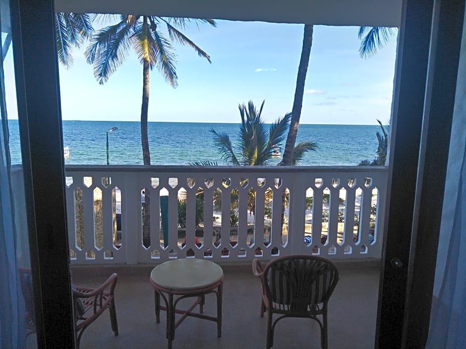 Travellers Beach Hotel & Club