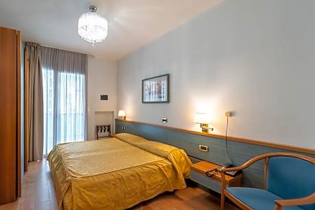 Double or Twin Room with Balcony and Lateral Sea View