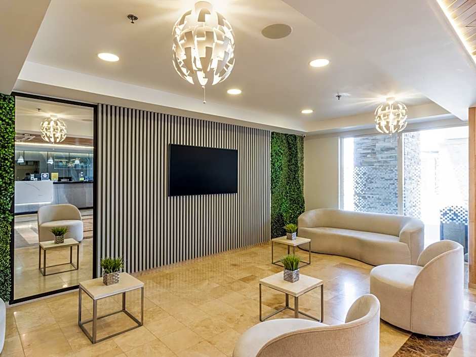 Hotel Mesaluna Near American Consulate