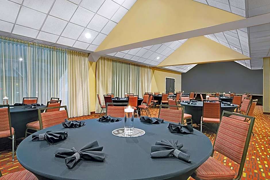 Courtyard by Marriott Chicago Elmhurst/Oakbrook Area