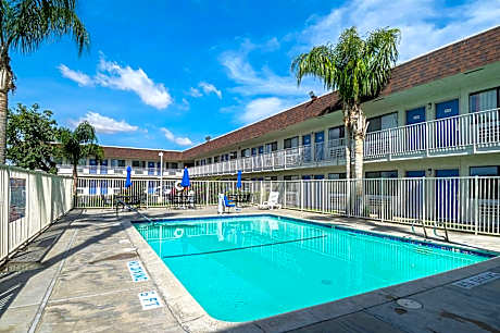 Motel 6 Lost Hills / Buttonwillow Racetrack