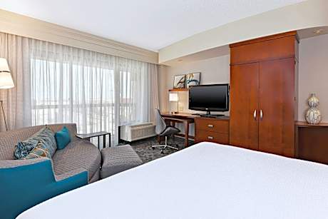 King Room with Bathtub and Roll-In Shower - Mobility Access/Hearing Accessible