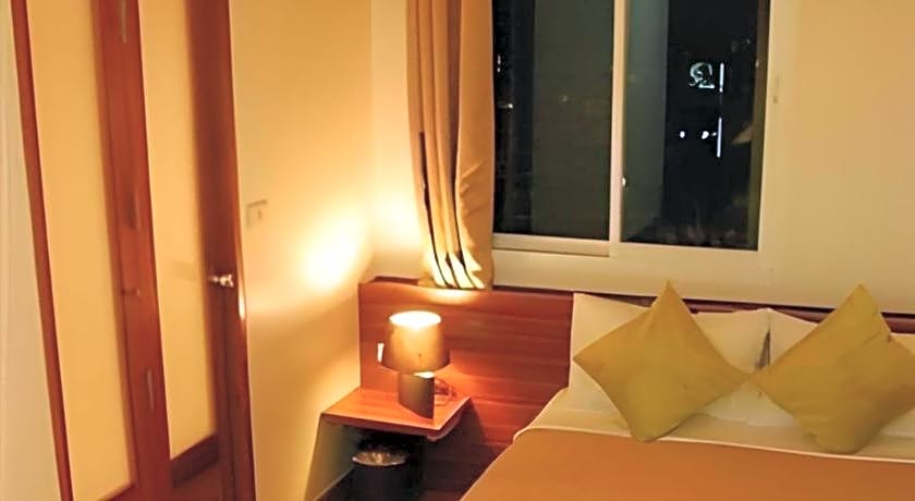 White House Asoke Sukhumvit 18