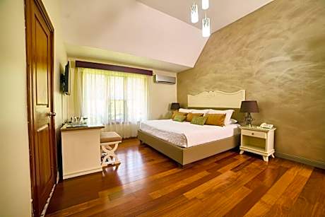 Deluxe Queen Room