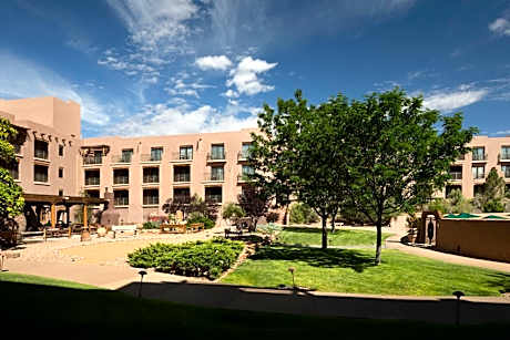 Queen Room with Two Queen Beds and Accessible Tub - Disability Access