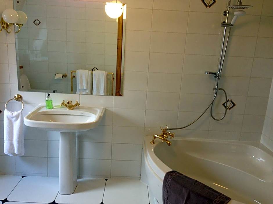 Highland Bear Lodge & Luxury Bear Huts