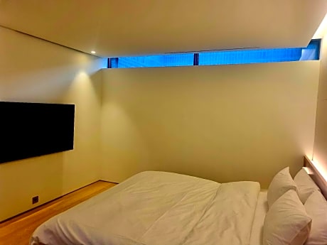 Room with Outdoor Bathtub