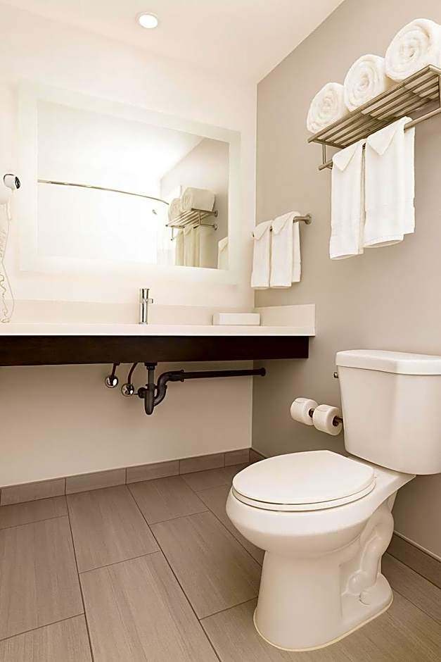 Travelodge by Wyndham LAX South