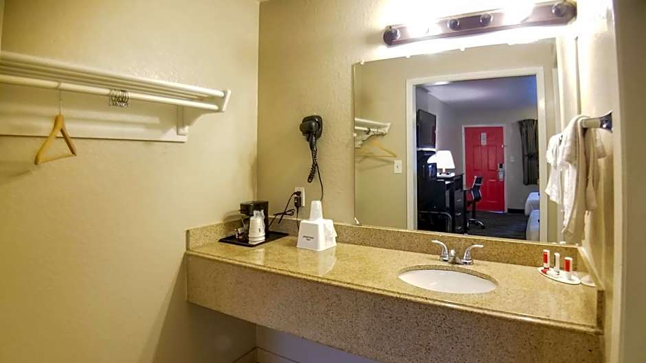 Howard Johnson by Wyndham Houston Hobby Airport