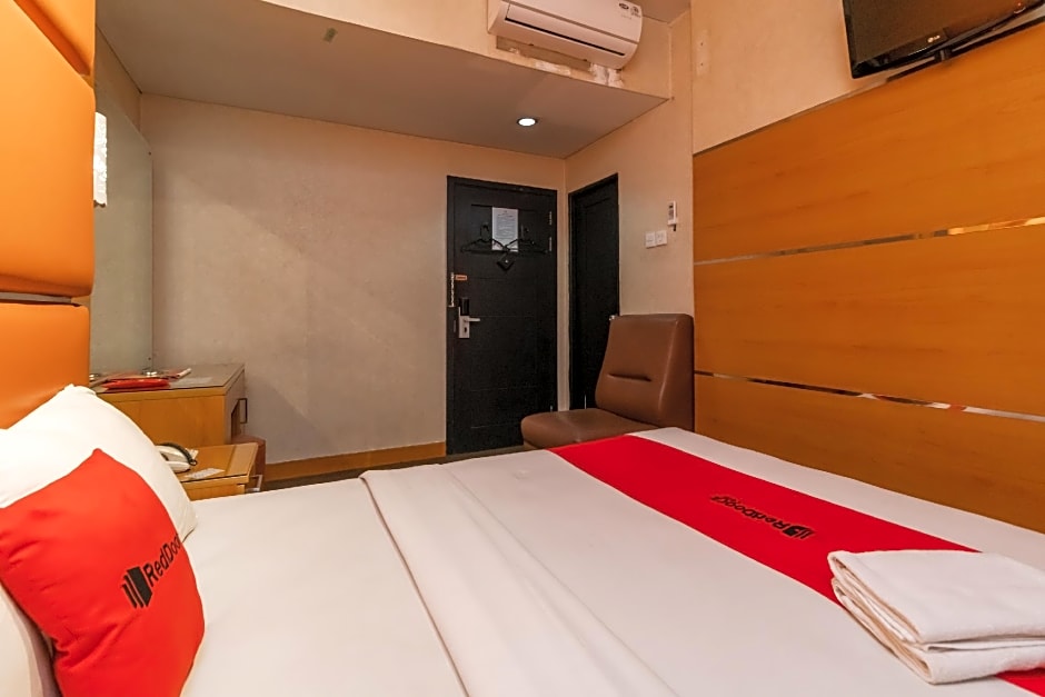 RedDoorz @ Jalan Gunung Sahari