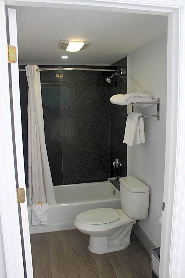 La Quinta Inn & Suites by Wyndham Oceanfront Daytona Beach