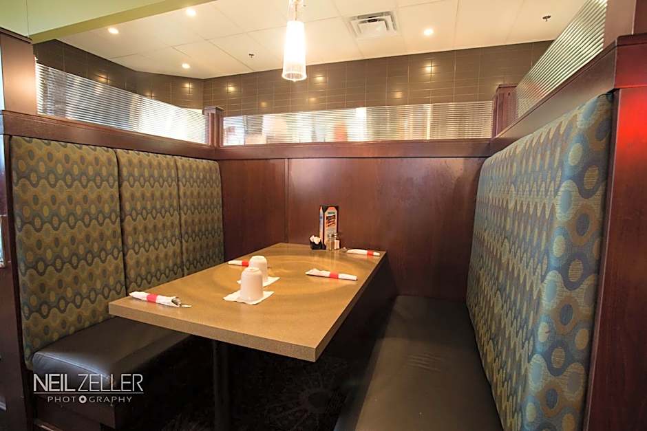 Days Inn & Suites by Wyndham Edmonton Airport