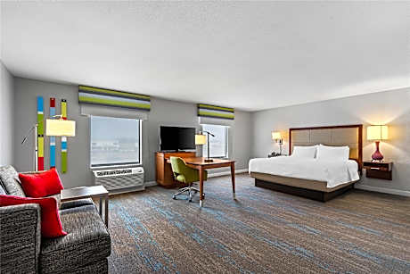 1 KING HEARING ACCESS STUDIO W/SOFABED NS