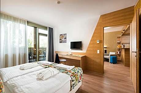 Suite with Lake View and Free Zoo Access